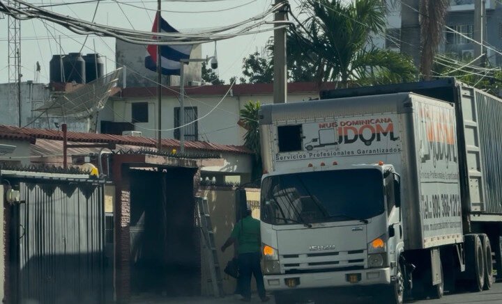 Cubanos retiran sus pertenencias al salir de RD