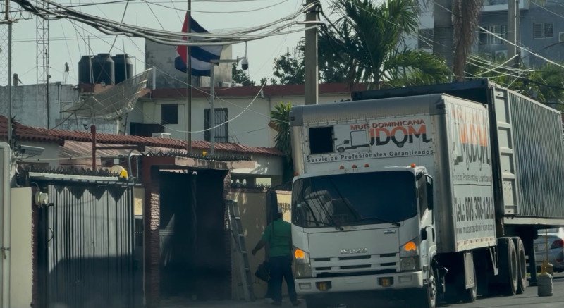 Cubanos retiran sus pertenencias al salir de RD