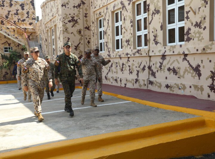 Ddirector del Cesfront e Inteligencia recorren bases militares en la frontera entre Haití y RD