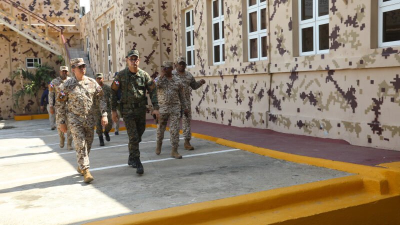 Ddirector del Cesfront e Inteligencia recorren bases militares en la frontera entre Haití y RD
