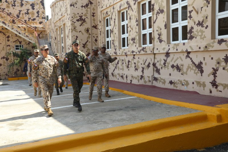 Ddirector del Cesfront e Inteligencia recorren bases militares en la frontera entre Haití y RD