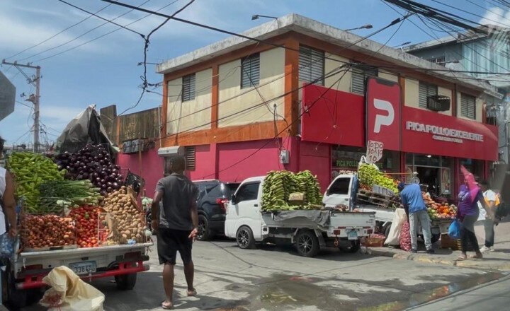 Vendedores ambulantes, motoristas y paradas de autobuses ocupan espacios en kilómetro 9