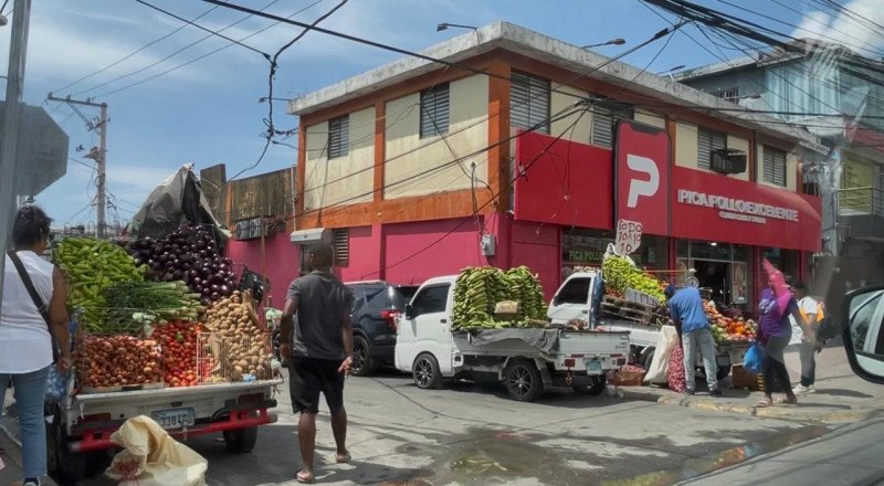 Vendedores ambulantes, motoristas y paradas de autobuses ocupan espacios en kilómetro 9