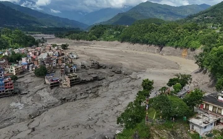 160 muertos y más de 700 desaparecidos entre Nepal y China