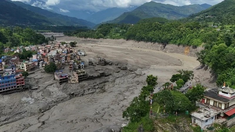 160 muertos y más de 700 desaparecidos entre Nepal y China