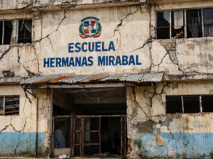 Escuela Hermanas Mirabal: Un edificio en ruinas que amenaza la vida de cientos de estudiantes