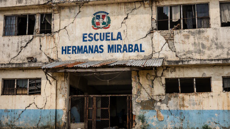Escuela Hermanas Mirabal: Un edificio en ruinas que amenaza la vida de cientos de estudiantes
