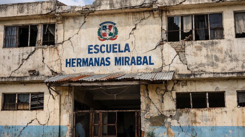 Escuela Hermanas Mirabal: Un edificio en ruinas que amenaza la vida de cientos de estudiantes