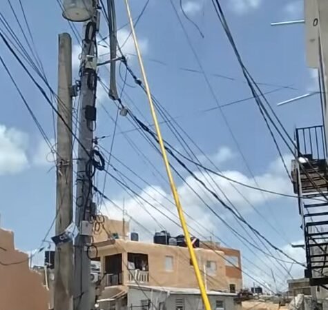 CALLE PATRIA MIRABAL VIVE EN LA OSCURIDAD: MÁS DE 5 DÍAS SIN LUZ Y EL CALOR ES INFERNAL EN EL CAFÉ DE HERRERA