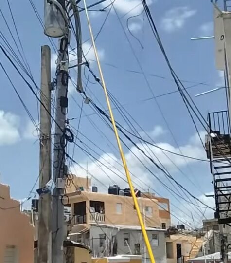 CALLE PATRIA MIRABAL VIVE EN LA OSCURIDAD: MÁS DE 5 DÍAS SIN LUZ Y EL CALOR ES INFERNAL EN EL CAFÉ DE HERRERA