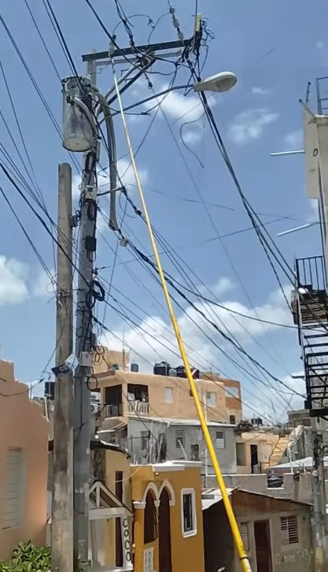 Calle Patria Mirabal vive en la oscuridad: lleva mas de 5 días sin luz y el calor infernalmente azotando en el Café de Herrera, SDO