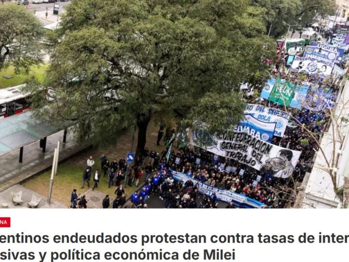 Esta semana, una serie de protestas contra los bancos y las carteras digitales ha sacado a la luz un problema que ha alcanzado proporciones históricas: 20,8 millones de argentinos, el equivalente al 95 % de la población económicamente activa, están endeudados