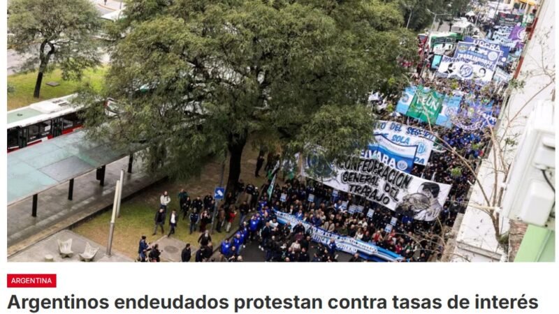 Esta semana, una serie de protestas contra los bancos y las carteras digitales ha sacado a la luz un problema que ha alcanzado proporciones históricas: 20,8 millones de argentinos, el equivalente al 95 % de la población económicamente activa, están endeudados