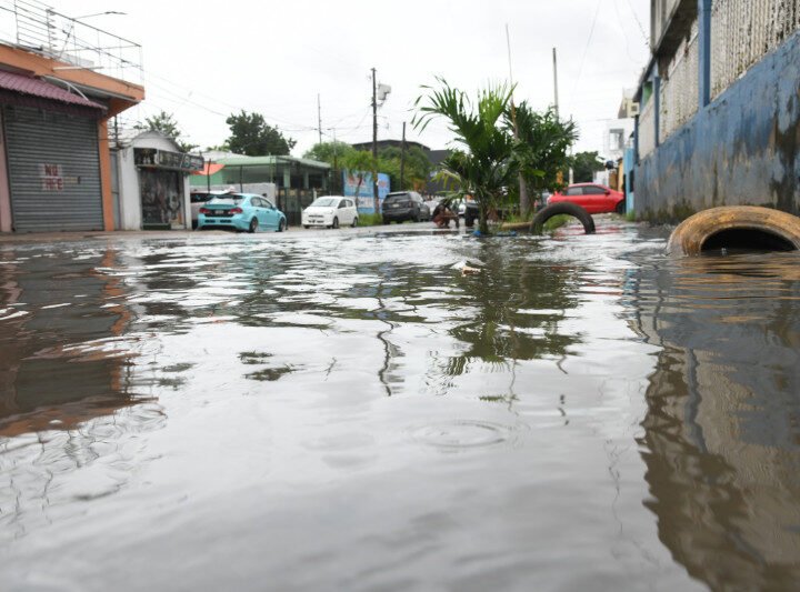 Mantienen 21 provincias en alerta por vaguada