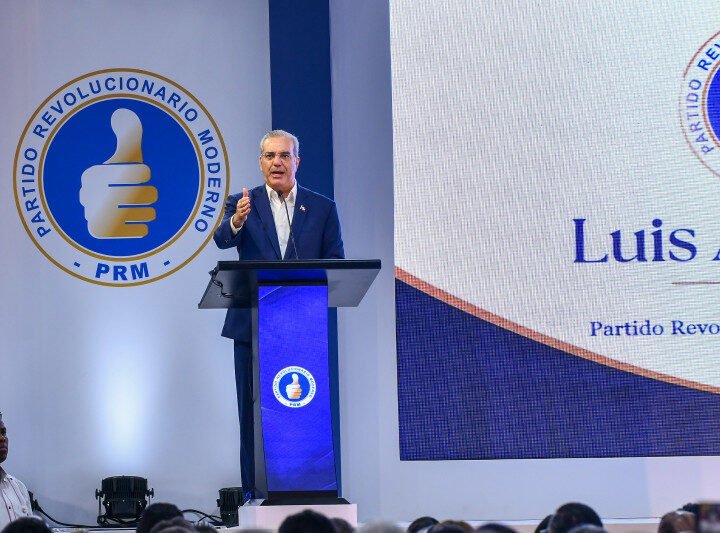 Abinader asume presidencia del PRM