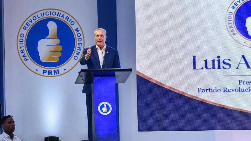 Abinader asume presidencia del PRM