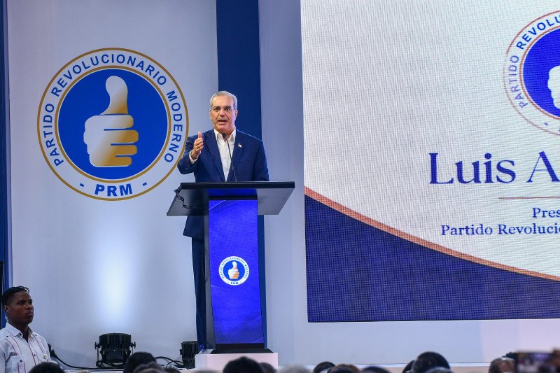 Abinader asume presidencia del PRM