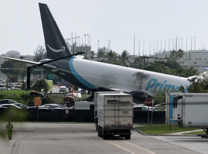 Avión de carga se estrella después de aterrizar en el aeropuerto de Miami