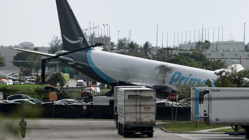 Avión de carga se estrella después de aterrizar en el aeropuerto de Miami