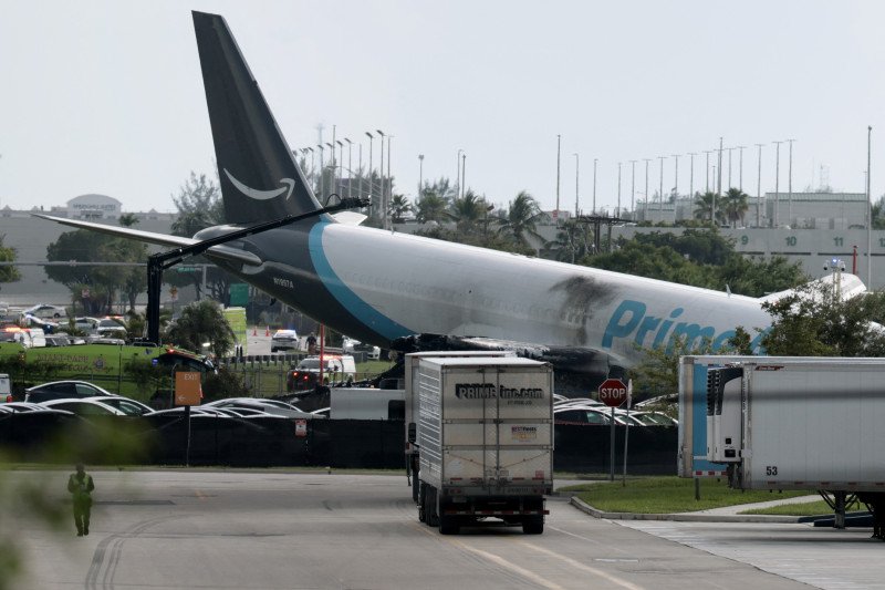 Avión de carga se estrella después de aterrizar en el aeropuerto de Miami
