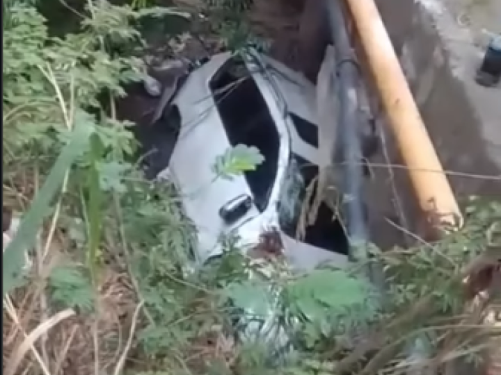 Gobernadora de Dajabón sale ilesa al caer por un puente
