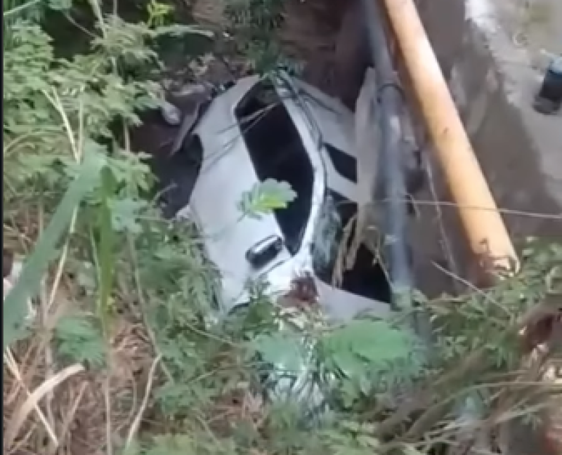 Gobernadora de Dajabón sale ilesa al caer por un puente