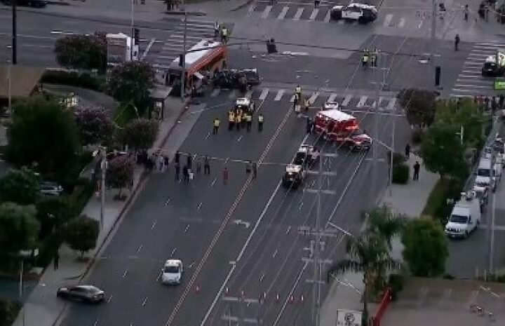 Helicóptero se estrella y mata a tres personas cerca de choque de autobús en Los Ángeles, EEUU