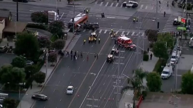 Helicóptero se estrella y mata a tres personas cerca de choque de autobús en Los Ángeles, EEUU