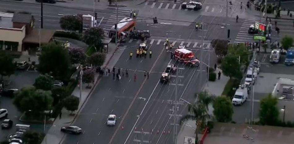 Helicóptero se estrella y mata a tres personas cerca de choque de autobús en Los Ángeles, EEUU