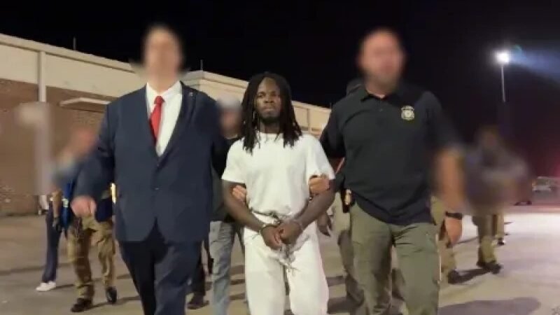 ICE deporta a un haitiano que se hizo viral por gritar “Biden para siempre”