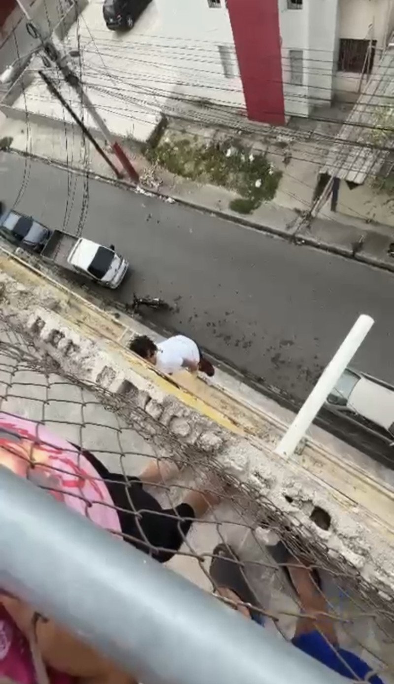 Cae desde un cuarto piso estudiante en Santiago Oeste