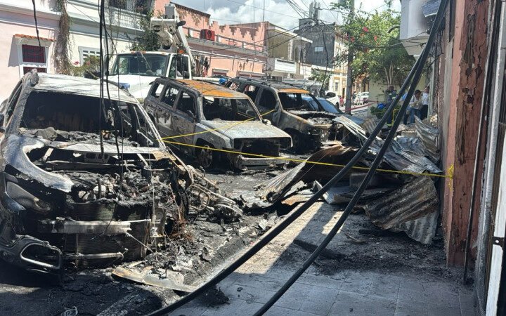 Incendio deja familia sin hogar y vehículos calcinados