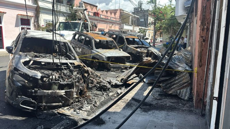 Incendio deja familia sin hogar y vehículos calcinados