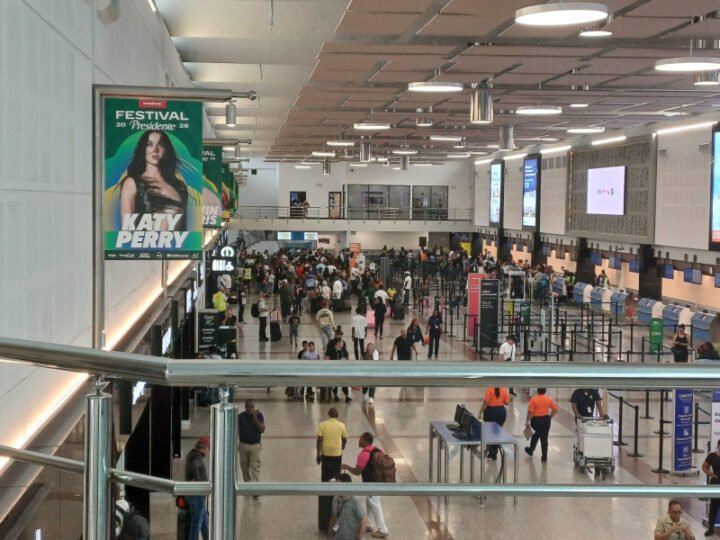 Avería en centro de control aéreo de EEUU provoca cancelaciones y deja pasajeros varados en AILA