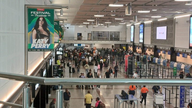 Avería en centro de control aéreo de EEUU provoca cancelaciones y deja pasajeros varados en AILA