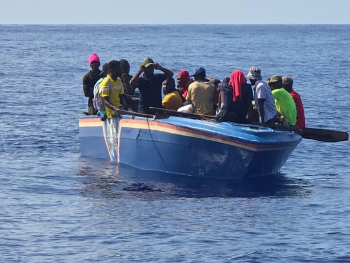 Embarcación con 38 haitianos interceptada en aguas dominicanas