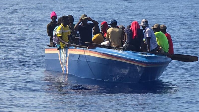 Embarcación con 38 haitianos interceptada en aguas dominicanas