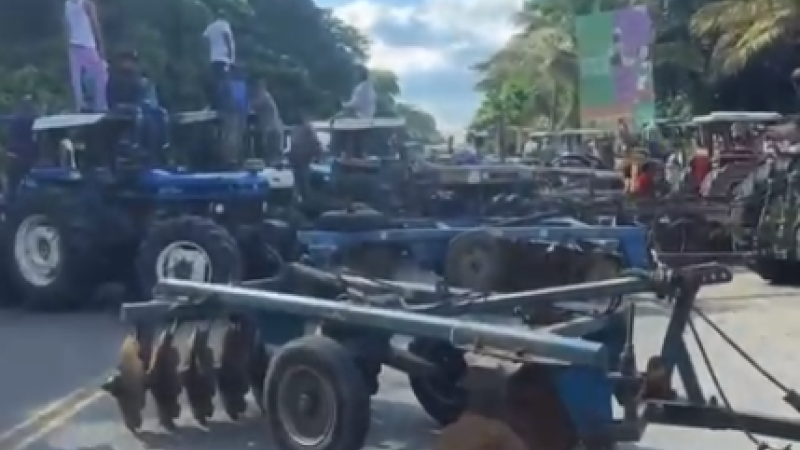 Detienen Productores en protesta por deuda de RD$550 millones en San Juan