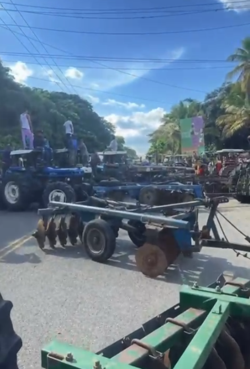 Detienen Productores en protesta por deuda de RD$550 millones en San Juan
