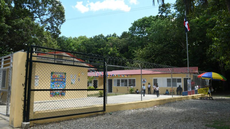 Aulas modulares alivian déficit de espacios, pero son muy calurosas