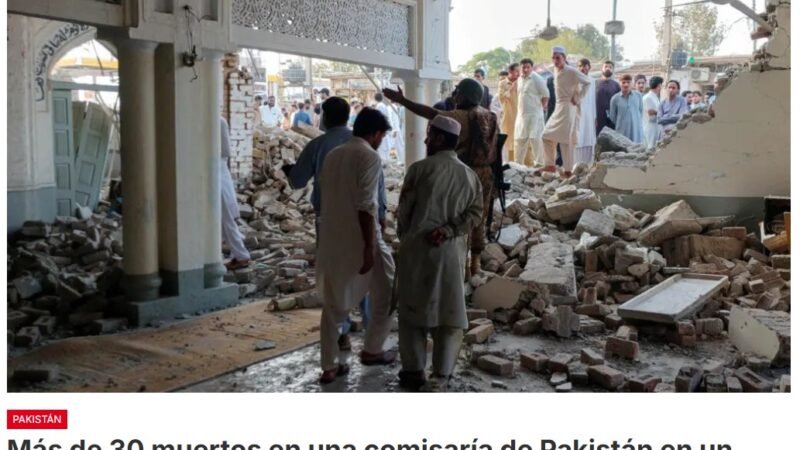 Un ataque con explosivos y armas de fuego contra un cuartel general de la policía en el norte de Pakistán, reivindicado por un grupo islamista armado, deja al menos 31 muertos, entre ellos 16 policías