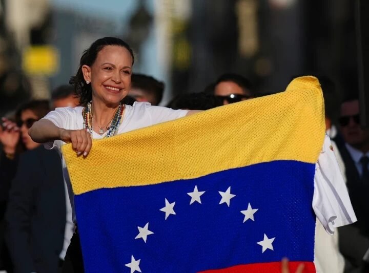 «Estoy aquí. Con ustedes», escribe Machado en un mensaje en X de regreso a Venezuela