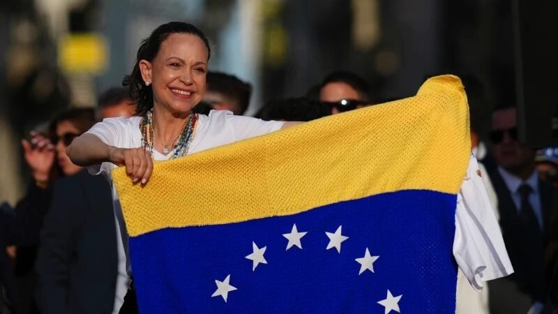 «Estoy aquí. Con ustedes», escribe Machado en un mensaje en X de regreso a Venezuela