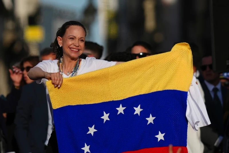 «Estoy aquí. Con ustedes», escribe Machado en un mensaje en X de regreso a Venezuela