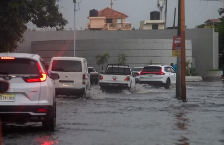 El director del COE, Erdwin Robert Olivares, llama a la población a abstenerse de cruzar ríos arroyos y cañadas con grandes volúmenes de agua