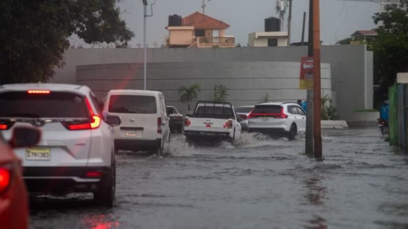 El director del COE, Erdwin Robert Olivares, llama a la población a abstenerse de cruzar ríos arroyos y cañadas con grandes volúmenes de agua