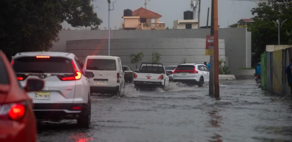 El director del COE, Erdwin Robert Olivares, llama a la población a abstenerse de cruzar ríos arroyos y cañadas con grandes volúmenes de agua