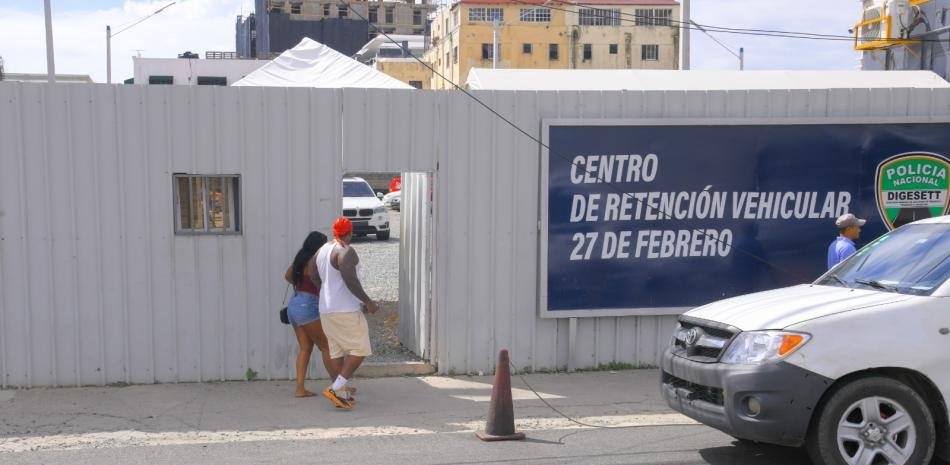 Extranjeros que asistieron a partido RD-Haití siguen en busca de sus vehículos retenidos