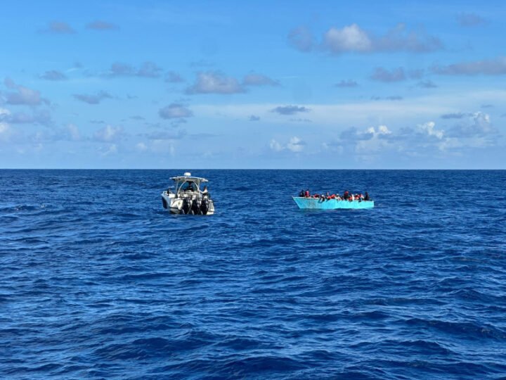 Interceptan embarcación clandestina con 59 personas a bordo en Samaná