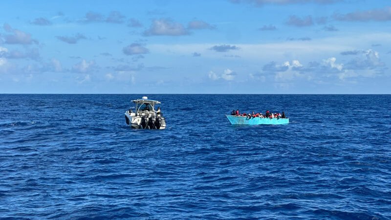 Interceptan embarcación clandestina con 59 personas a bordo en Samaná